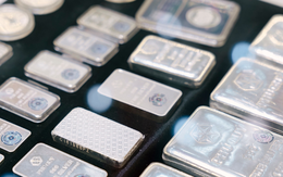 Giá bạc trong nước giảm mạnh, nhà đầu tư sôi động gom hàng