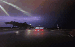 Sấm chớp rền vang giữa cơn mưa lớn, một người phụ nữ ở Hà Nội bị sét đánh tử vong khi đi làm về