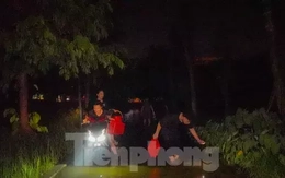 Công viên thành sông sau mưa, người Hà Nội bì bõm bắt cá giữa đêm