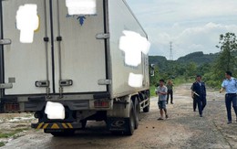 Cảnh sát khám xét chiếc ô tô tải trên quốc lộ Cảnh sát khám xét chiếc ô tô tải trên quốc lộ