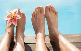 Nhìn bàn chân không có  2 dấu hiệu này thì thận của bạn đang rất tốt, nếu thấy đâu ở 2 vị trí thì nên đi khám thận ngay