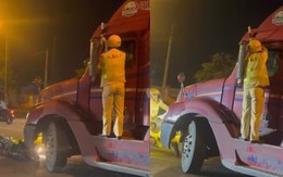 Chạy vào đường cấm, tài xế xe đầu kéo chống lệnh kiểm tra, tông đổ xe CSGT Chạy vào đường cấm, tài xế xe đầu kéo chống lệnh kiểm tra, tông đổ xe CSGT