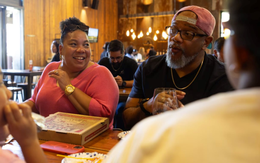 Thu nhập thuộc top 10% cao nhất cả nước vẫn không đủ tiền cho con đi học: Cám cảnh tại nền kinh tế số 1 thế giới