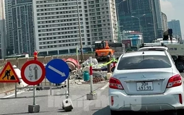 Hàng rào thi công chậm tiến độ gây ùn tắc kéo dài ở đường Vành đai 3