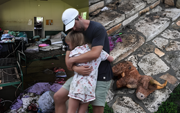 Xé lòng cảnh tượng đổ nát tại trại hè sau trận lũ quét lịch sử ở Mỹ khiến hơn 20 bé gái mất tích, bố mẹ khóc ngất cầu mong 1 phép màu