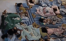 Đang ngủ trưa, bé gái chợt bật dậy bước đi trong vô thức nhưng điều khiến các mẹ không rời được mắt là hành động của cô giáo Đang ngủ trưa, bé gái chợt bật dậy bước đi trong vô thức nhưng điều khiến các mẹ không rời được mắt là hành động của cô giáo