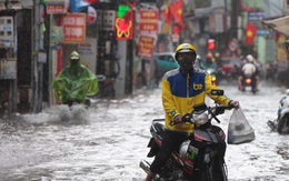 "Kiếp nạn" của nhiều shipper Hà Nội ngày Chủ nhật: Đường phố ngập lênh láng sau cơn mưa trắng trời