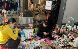 Bất ngờ 'hàng hiệu' vài chục ngàn đồng tràn lan chợ, 'mua nhiều còn được giảm giá' Bất ngờ 'hàng hiệu' vài chục ngàn đồng tràn lan chợ, 'mua nhiều còn được giảm giá'