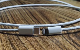 Người đàn ông dán dây sạc iPhone vào mũi giả bộ thở oxy khi điều trị ung thư, sơ hở rõ ràng nhưng đến cả tỷ phú cũng bị lừa chuyển tiền ủng hộ