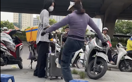 Thông tin mới nhất vụ cô gái đứng trên vỉa hè bị người phụ nữ bán nước xua đuổi ở Hà Nội Thông tin mới nhất vụ cô gái đứng trên vỉa hè bị người phụ nữ bán nước xua đuổi ở Hà Nội