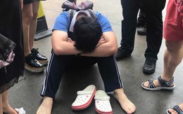 Tra điểm thi đại học, nam sinh ngồi sụp xuống vì kết quả 0 điểm, thầy giáo bên cạnh lại cười phá lên rồi vỗ tay ầm ĩ