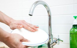 Khi rửa bát đĩa, hãy làm theo cách này để sạch hết hóa chất: Đừng vội vàng để rồi "ăn" chất tẩy rửa vào người Khi rửa bát đĩa, hãy làm theo cách này để sạch hết hóa chất: Đừng vội vàng để rồi "ăn" chất tẩy rửa vào người