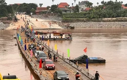 Lũ trên sông Hồng xuống thấp, cầu phao Phong Châu hoạt động trở lại