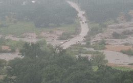 Video cho thấy cảnh tượng lũ quét nhấn chìm con đường chỉ trong vài phút, cộng đồng mạng hoảng sợ