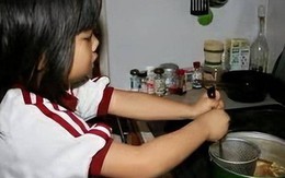 Mẹ ung thư ép con gái 4 tuổi học nấu ăn, 17 năm sau, cuộc sống của cô bé giờ ra sao? Mẹ ung thư ép con gái 4 tuổi học nấu ăn, 17 năm sau, cuộc sống của cô bé giờ ra sao?