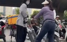 Vụ bà bán trà đá đuổi cô gái khỏi vỉa hè: Không thể có chuyện vỉa hè là “của riêng” của ai! Vụ bà bán trà đá đuổi cô gái khỏi vỉa hè: Không thể có chuyện vỉa hè là “của riêng” của ai!