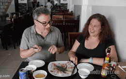 Khách Tây nếm thử đặc sản Việt Nam rồi so sánh với phiên bản ở Mỹ: Nó ngon hơn hẳn