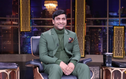 Triệu phú mù đầu tiên ngồi 'ghé nóng' Shark Tank, trao 100.000 USD cho startup hỗ trợ người khiếm thính