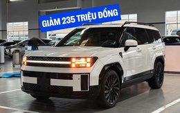 Hyundai Santa Fe tiếp tục 'dọn kho', giảm sốc 235 triệu đồng tại đại lý: Bản đắt nhất còn 1,13 tỷ, rẻ hơn CX-8