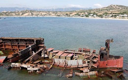 Cận cảnh "xẻ thịt" tàu 4.500 tấn, trả mặt bằng cho điện hạt nhân Ninh Thuận