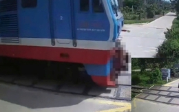 Camera ghi lại khoảnh khắc người đàn ông “đứng im khi tàu hỏa lao tới” Camera ghi lại khoảnh khắc người đàn ông “đứng im khi tàu hỏa lao tới”