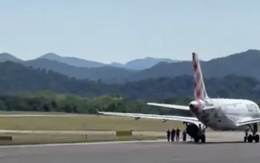 Ý: Một người 'bị hút vào động cơ máy bay"