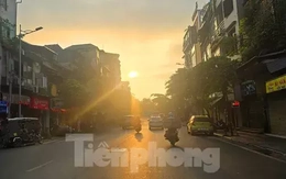 Hà Nội: Nắng gay gắt từ sáng sớm, nhiệt độ ngoài trời vượt 37 độ C