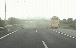 Ô tô 7 chỗ nổ lốp trên cao tốc, 5 người thương vong