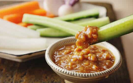 4 gia vị để ngoài tủ lạnh như "làm mồi cho vi khuẩn", nhiều gia đình vẫn làm sai rồi mang bệnh