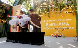 Khách Nga sẵn sàng chờ đợi và liên tục vỗ tay khi xem 1 loại hình nghệ thuật độc đáo của Việt Nam: Mỗi ngày chỉ có đúng 6 suất diễn