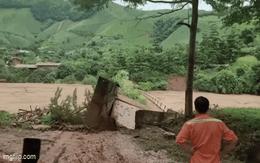 Kinh hoàng khoảnh khắc cây cầu bị nước lũ cuốn trôi ở Sơn La, người dân hô hoán bỏ chạy thoát nạn