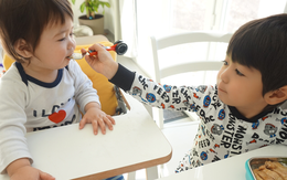 Trẻ nói chuyện như người lớn, "đọc vị" tâm lý người khác giỏi bất thường: Có thể không phải thông minh, mà là... Trẻ nói chuyện như người lớn, "đọc vị" tâm lý người khác giỏi bất thường: Có thể không phải thông minh, mà là...