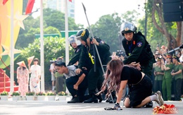Tuyệt đối mãn nhãn trước những màn trình diễn của Công an Hà Nội, phố đi bộ bùng nổ tiếng reo hò