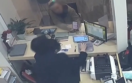 Người đàn ông đến ngân hàng yêu cầu chuyển hơn 1 tỷ vào tài khoản mang tên mình: Giao dịch viên từ chối và báo cảnh sát