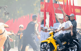 Công an Hà Nội phô diễn sức mạnh bằng màn truy bắt, khống chế tội phạm như phim hành động, hàng nghìn người reo hò