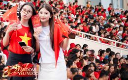 Loạt gái xinh nổi bần bật giữa concert, 50.000 người lập "kỷ lục" khoác lên người một sắc đỏ!