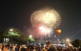 Hàng vạn người "quây kín" sân vận động Mỹ Đình trong đêm pháo hoa rực rỡ