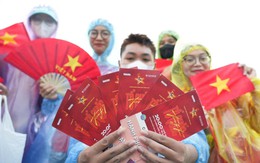 Khán giả đội mưa xếp hàng 10 tiếng chờ xem concert 'Tổ quốc trong tim'