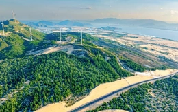 Diện mạo mới cung đường xuyên đồi cát, bên những cột điện gió khổng lồ chạy về làng chài cổ ở Gia Lai