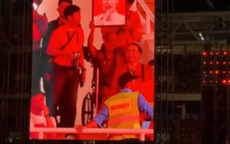 Con gái tiết lộ câu chuyện phía sau khoảnh khắc bố ngồi xe lăn, giơ cao ảnh Bác Hồ tại concert “Tổ quốc trong tim”