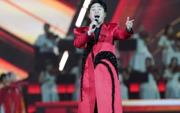 Tùng Dương hát Viết Tiếp Câu Chuyện Hoà Bình trong concert quốc gia gây sốt