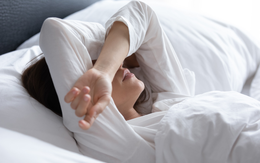 1 thói quen nhiều người Việt thường làm khi đi ngủ: tưởng vô hại nhưng nghiên cứu chứng minh bào mòn sức khỏe, ảnh hưởng trực tiếp đến tuổi thọ