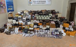 Đột kích một cửa hàng, công an triệt phá đường dây buôn hàng hiệu giả qua TikTok do người Trung Quốc điều hành, tịch thu hơn 2.300 sản phẩm