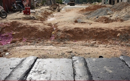 Vì sao đường dẫn cầu vượt biển dài nhất miền Trung ì ạch, ngổn ngang?