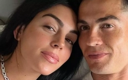 Ronaldo cầu hôn bạn gái