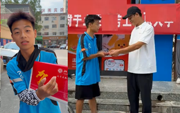 Nam sinh học giỏi thi ĐH xong đi làm shipper, vừa giao hàng xong thì nhận được giấy nhập học mà nghẹn ngào