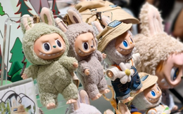 Bán hết cổ phiếu đang sinh lời, chàng trai lãi đậm nhờ tất tay vào thứ từng khiến giới trẻ "phát điên"