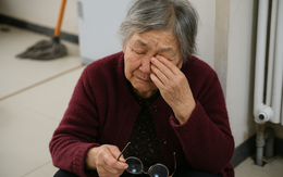 Cụ bà 98 tuổi qua đời, cho bảo mẫu thừa kế 73 tỷ đồng cho bảo mẫu: Bí mật 8 năm khiến con cháu lặng người