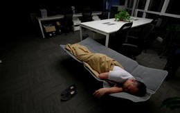 Bỏ mua đồ đắt tiền, chi 14 triệu đi học AI vì sợ thất nghiệp: "Chất lượng thì tệ nhưng có còn hơn không"