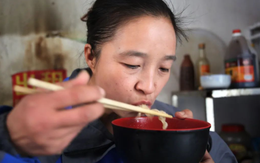 Nhìn 2 mẹ con ăn mỳ trong quán, ông chủ thở dài: Người mẹ này sau này sống cô độc, có khi phải nương tựa vào viện dưỡng lão